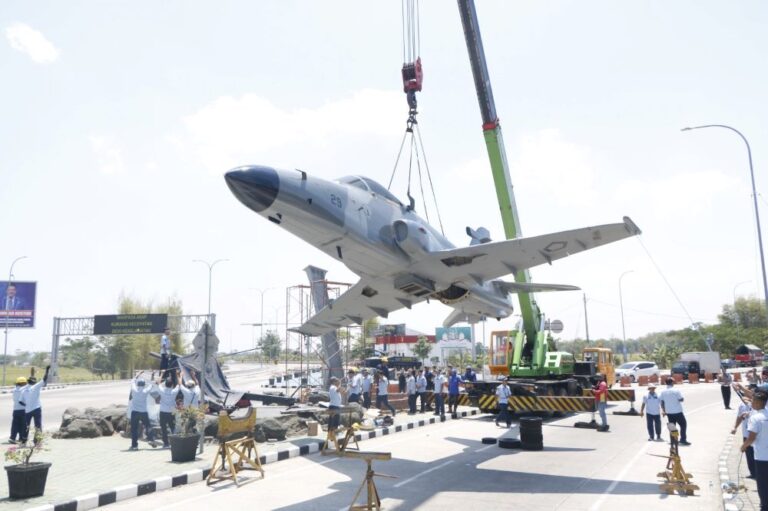 Pesawat Tempur TNI AU Dijadikan Monumen di Depan Pintul Tol Madiun