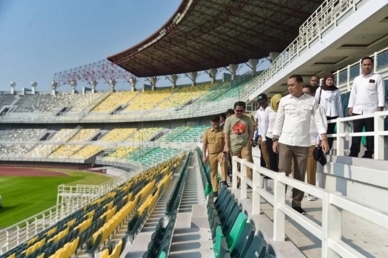 Wali Kota Surabaya Tinjau Persiapan Stadion Gelora Bung Tomo