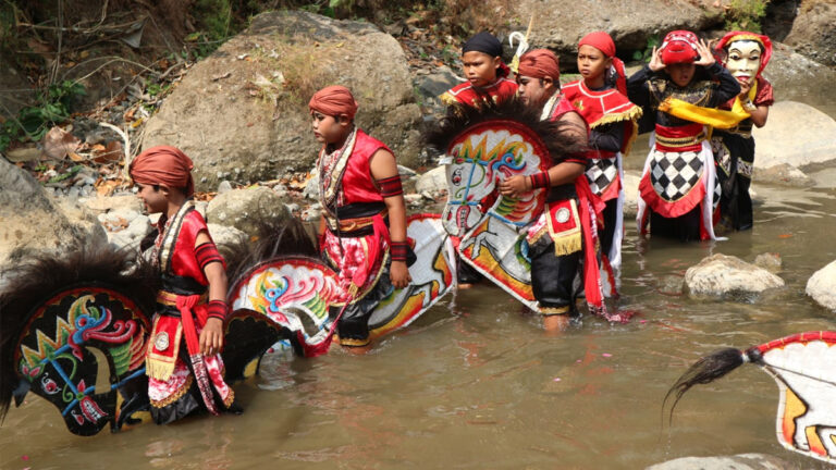 Ritual Ã¢â‚¬Å“Nungsung SuryoÃ¢â‚¬Â di Bukit Moyeng