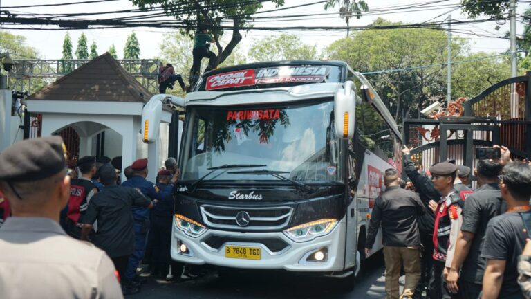 Megawati Naik Bus Antar Ganjar- Mahfud Daftar ke KPU