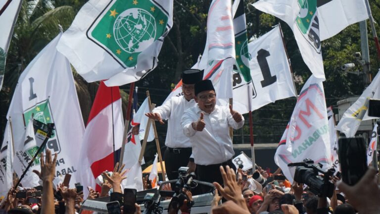 Kompak Berkemeja Putih, Anies- Muhaimin Tiba di KPU