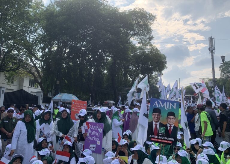 Jelang Pendaftaran Capres, Massa AMIN Padati Jalanan Menteng