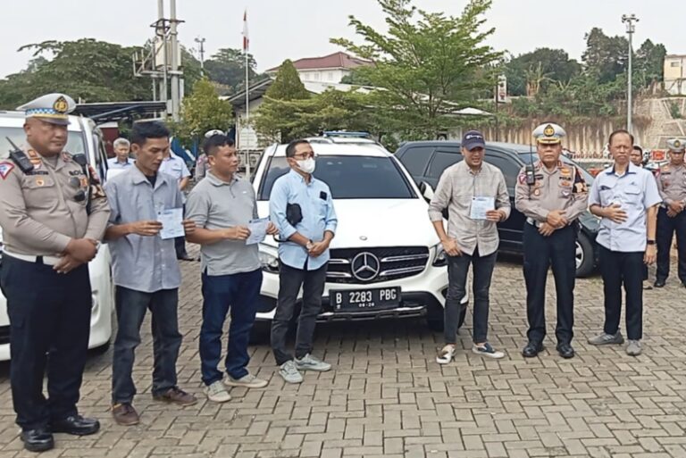 Lawan Arah di Tol Desari, Tiga Pengendara Mobil Mewah Ditilang