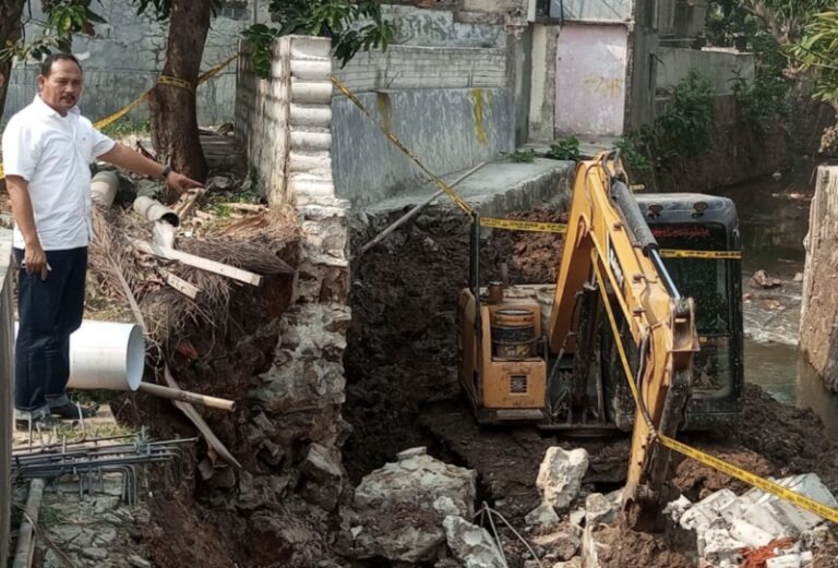 Tembok Roboh di Pondok Aren Timpa Empat Pekerja, Satu Tewas