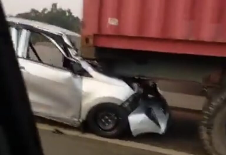 Taksi Online Tabrak Truk Kontainer di Tol Sedyatmo, Penumpang Tewas