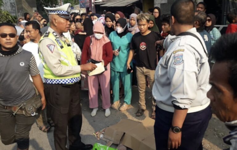 Ngantuk, Pemotor Tabrak Pejalan Kaki hingga Tewas di Pamulang