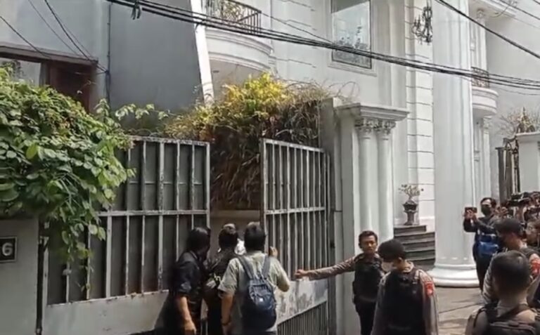 Polisi Sita Barang Bukti saat Geledah “Safe House” Ketua KPK di Kertanegara