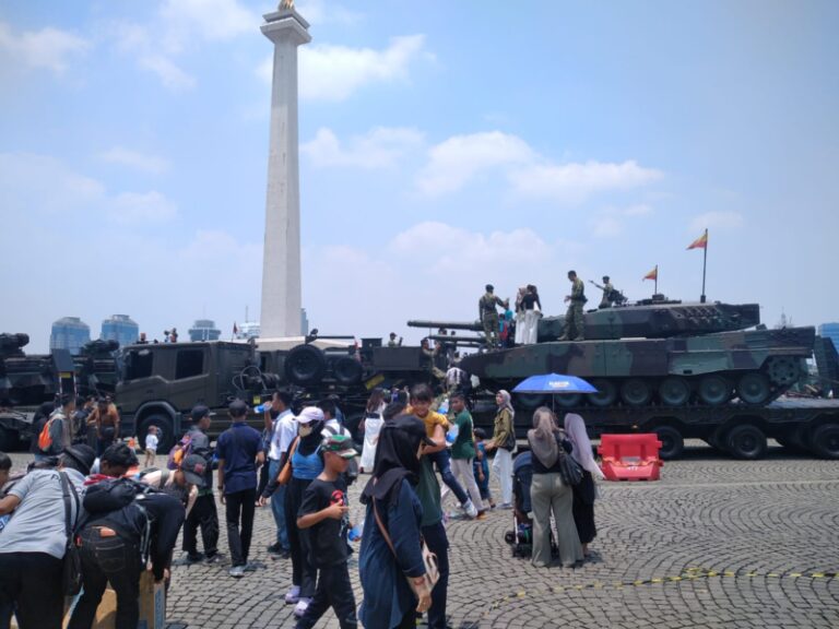 Takjub! Masyarakat Antusias Saksikan Parade HUT TNI ke-78