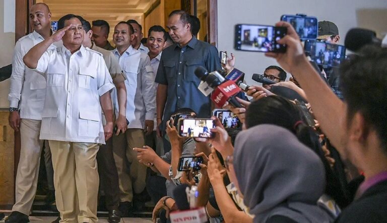 Keluarga Jokowi Dikritik, Prabowo Pasang Badan