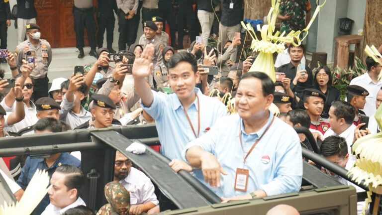 Kampanye Hari ke-43: Prabowo ke Sumatera, Gibran Keliling Bali