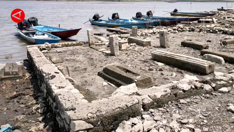 Waduk Gajah Mungkur Surut, Ratusan Makam Bermunculan