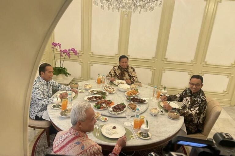 Presiden Jokowi Makan Siang Bareng Tiga Capres di Istana