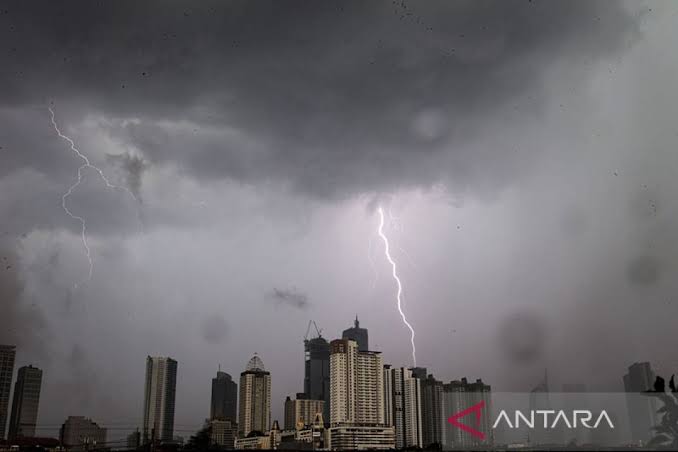 Cuaca Jakarta 13 Februari: Berawan Pagi Hari, Berpotensi Hujan Kilat Malam Hari