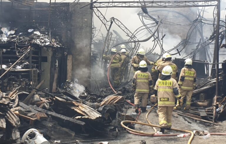 Kebakaran Restoran Sagala Jaksel: 3 Karyawan Luka-luka, Api Merambat ke Toko Material