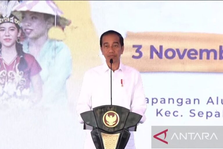 Disoraki Ribuan Petani Saat Jelaskan Kelangkaan Pupuk, Jokowi: Ini Fakta