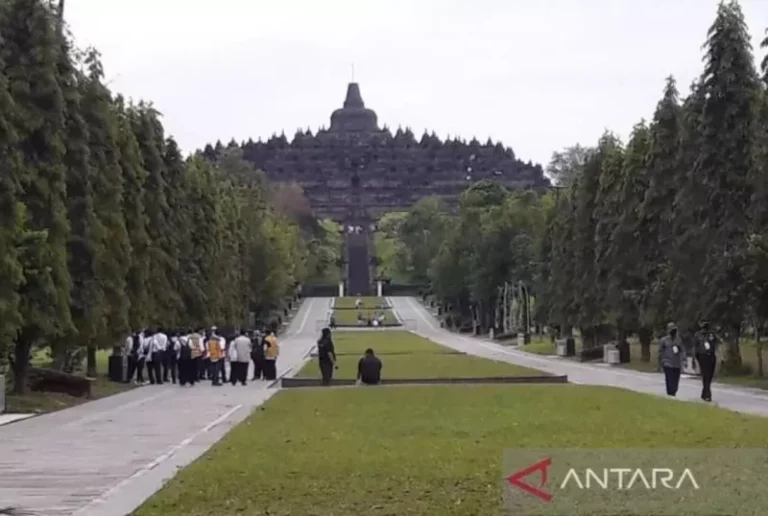 Upanat, Alas Kaki yang Wajib Pengunjung Pakai di Borobudur