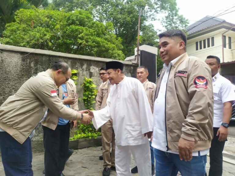 Habib Luthfi (tengah) menghadiri acara peresmian Kantor DPP GEMPITA. Turut mendampingi Ketua Umum DPP GEMPITA Alfonso FP (kanan). Foto: FTNews/Ari Rikin