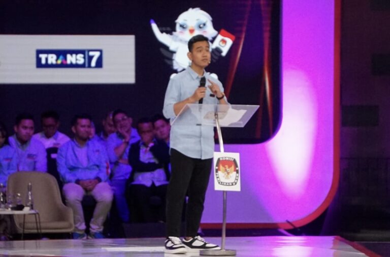 Bukan Nike Jordan, Ini Sneakers yang Dipakai Gibran Saat Debat Cawapres