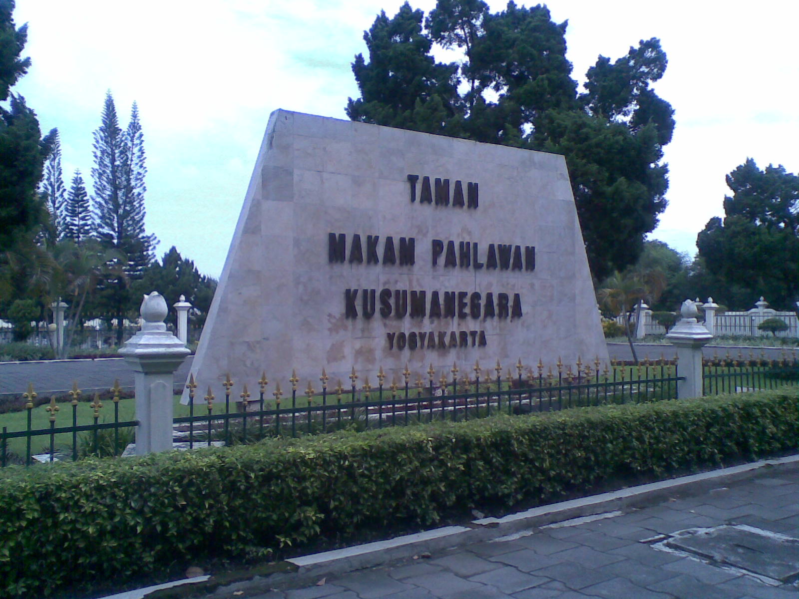 Taman makam pahlawan, TMP, Eddy Rumpoko