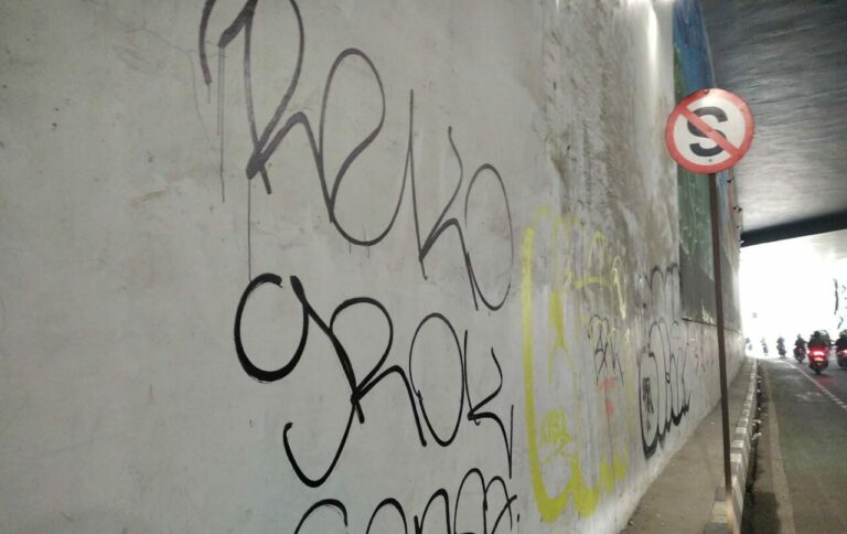 Belum Genap Setahun, Vandalisme Kotori Underpass Depok