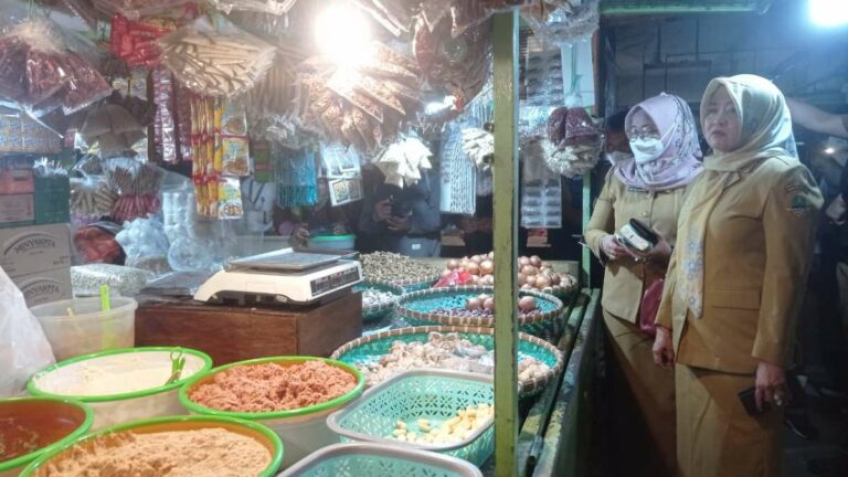 Disperindag Jabar Temukan Teri Medan dan Mi Berformalin Saat Sidak di Pasar Cicadas