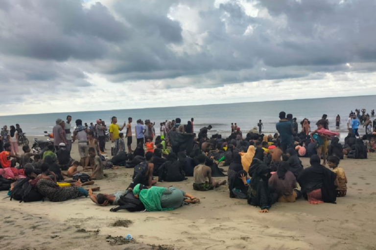 Emak-emak di Deli Serdang Gotong Royong Kuras Air di Kapal Kayu, Pengin Pulangkan Rohingya