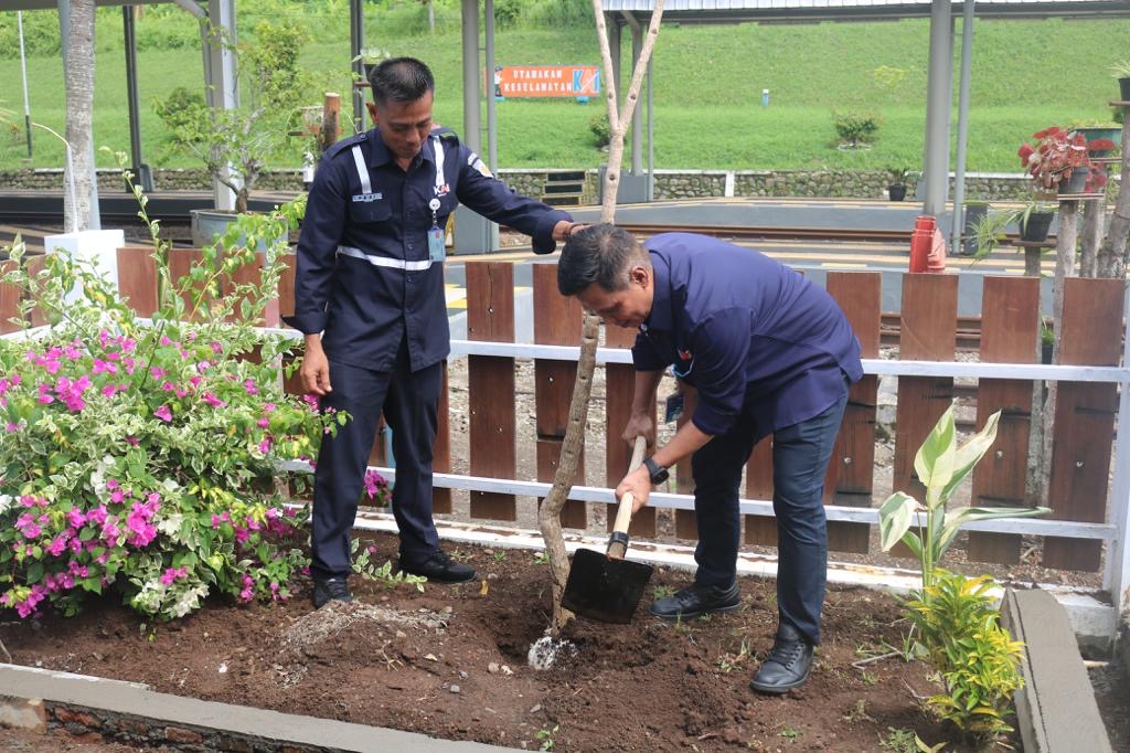 Anggota PT Kereta Api Indonesia (Persero) Daop 5 Purwokerto saat menanam pohon di sejumlah stasiun wilayah Jawa Tengah