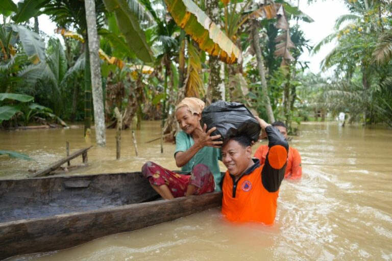 Banjir Riau, Satu Desa Terisolasi Akibat Jembatan Putus Diterjang Arus Sungai