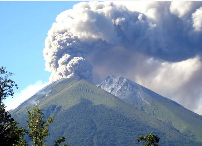 Gunung Ibu Maluku Utara Erupsi, Warga Diimbau Stop Aktivitas Dekat Lokasi