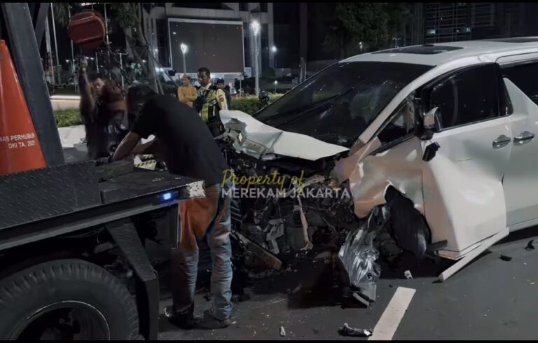 Mobil Mewah Ringsek Usai Tabrak Pembatas Jalur Sepeda di SCBD