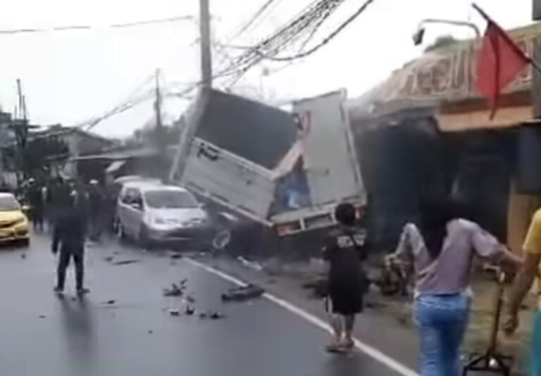 Tabrakan Beruntun di Jalur Puncak, 14 Orang Luka-Luka