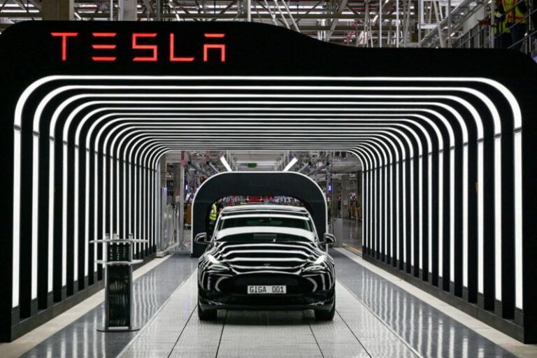 Tesla Model Y Terbakar, Butuh 36.000 Galon Air untuk Padamkan Api