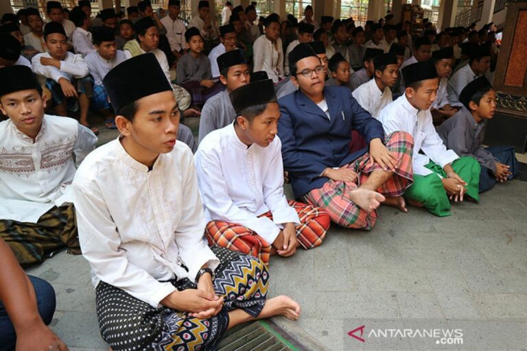 Minta Restu, Paslon Kunjungi Pesantren Sambil Berburu Suara?