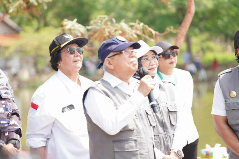 Tanam Pohon Nyata Turunkan Emisi: Pulihkan Lahan Degradasi