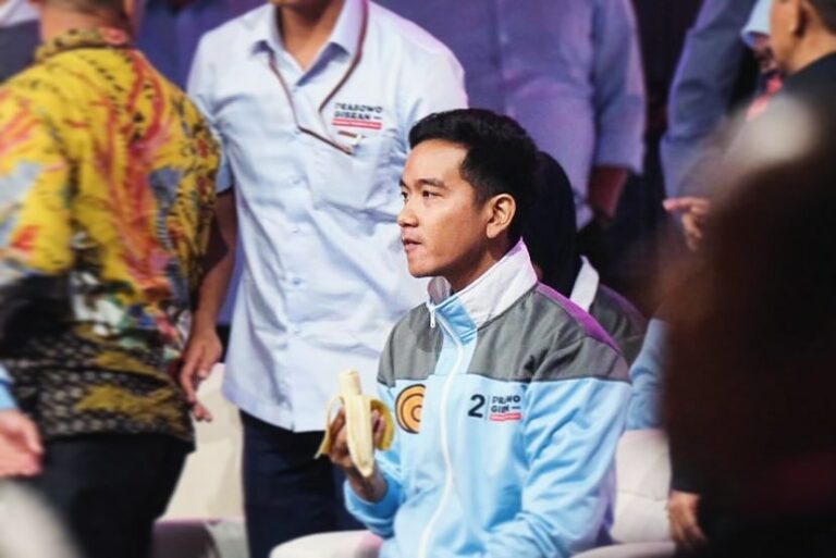 Debat Seru! Gibran Rakabuming Raka Makan Pisang saat Jeda Iklan