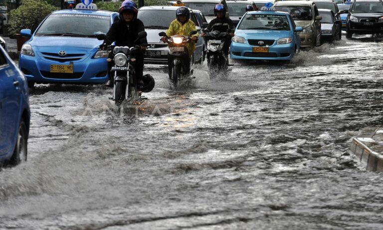 Hujan Deras Guyur Solo, Banjir Setinggi 50 Cm Terjadi di Tiga Daerah Ini