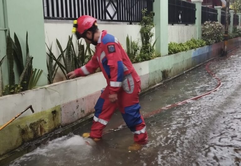 Hujan Lebat di DKI Jakarta Sebabkan Tujuh RT dan Puluhan Jalanan Tergenang