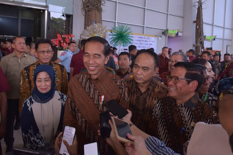 Kado di Hari Pers, Presiden Jokowi Tanda Tangani Perpres â€œPublisher Rightsâ€