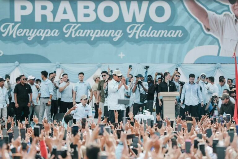 Kenang Ibunda saat Kampanye di Langowan, Prabowo Nyanyikan ‘Sio Mama’Â 