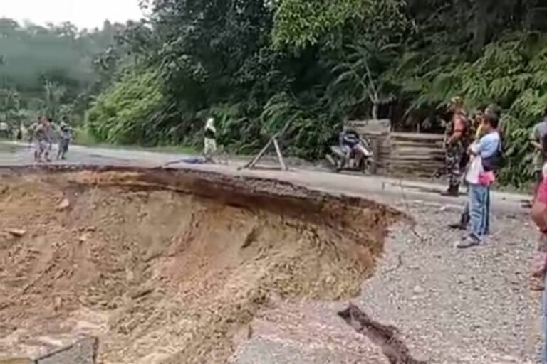 Jalan Nasional Penghubung Riau-Sumbar Amblas, Kendaraan Harus Melintas Bergiliran