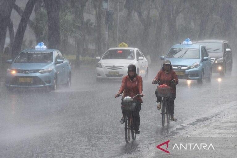 Dear Warga Jakarta! Sedia Payung, Seluruh Wilayah DKI Sore Ini Diguyur Hujan