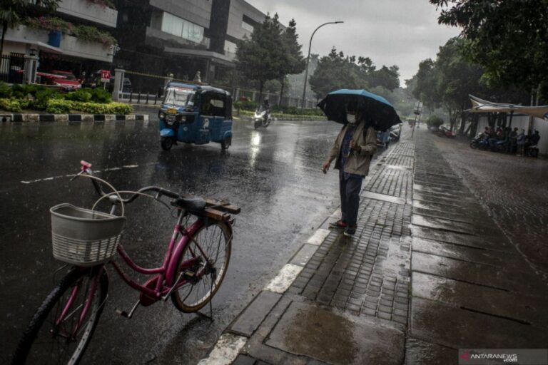 Jakarta Hari Ini, Berawan Tebal-Hujan Ringan