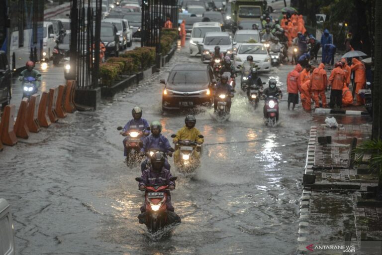 Hujan Lebat di DKI Jakarta: Dua RT dan Empat Jalanan Tergenang