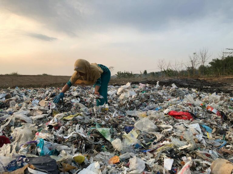 Sampah Plastik Jangan Lagi Sekadar Kumpul, Angkut, Buang!