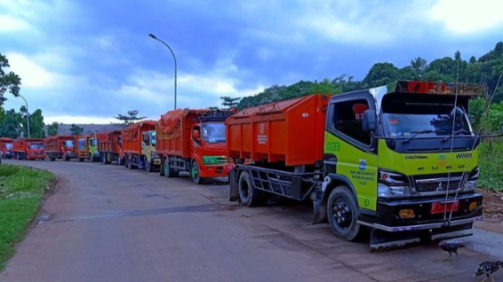 Aksi Kepala Desa di Depan DPR, Tinggalkan Sampah 7 Ton