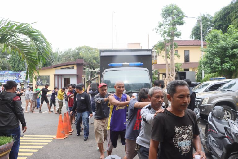 Gerebek Kampung Bahari, Polisi Amankan Puluhan Orang Positif Sabu