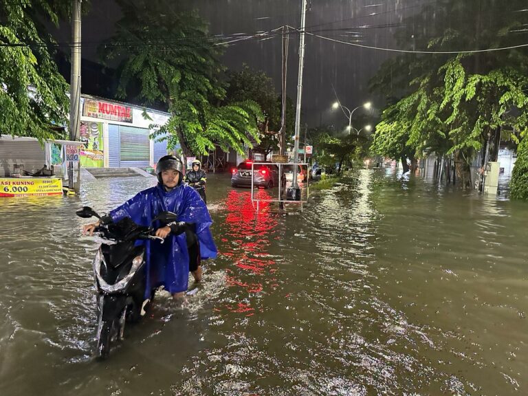 Dilanda Cuaca Ekstrem, Banjir Kepung Kota Semarang