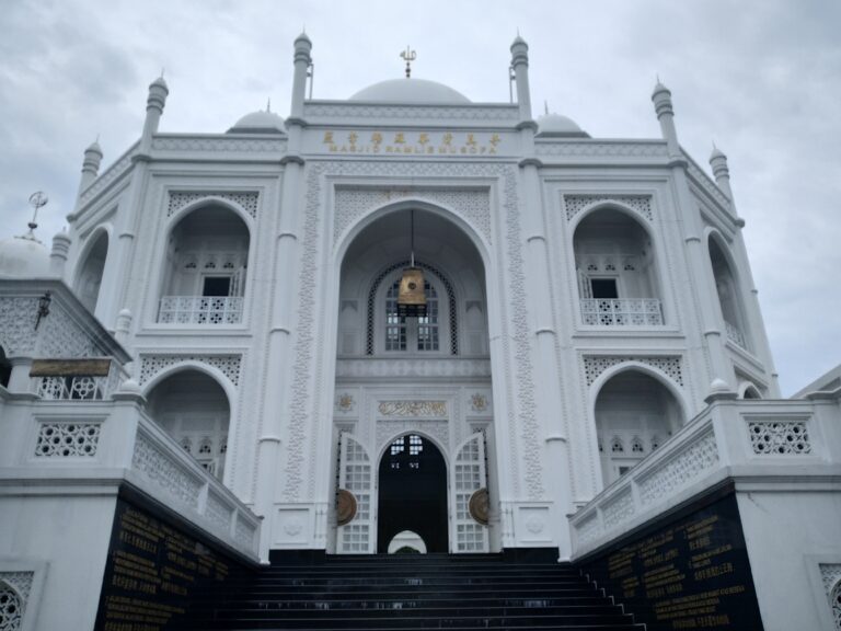 Berjuluk Taj Mahal-nya Indonesia, Ini Potret Masjid Ramlie Musofa