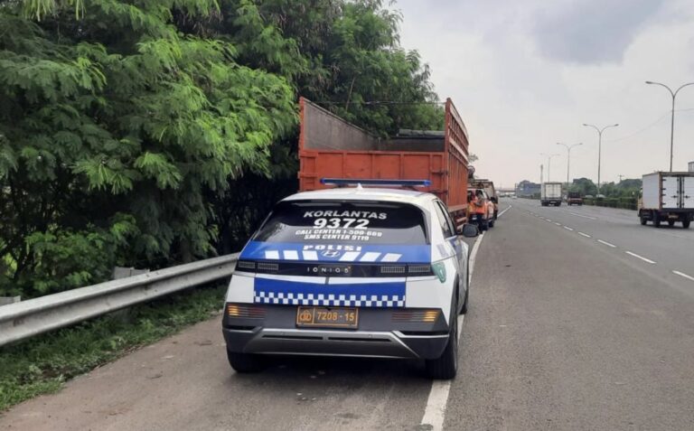 Pengemudi Truk Tewas Menggantung di Pintu Truk, Diduga Bunuh Diri