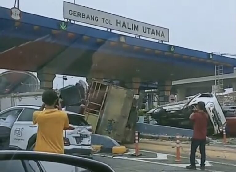 Ini Kronologi Kecelakaan Beruntun di Gerbang Tol Halim Utama